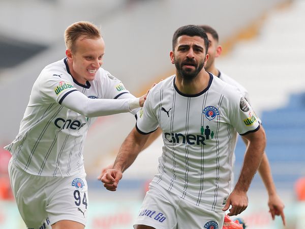 Kasımpaşa ile gol kralı olan Umut Bozok'tan piyano resitali