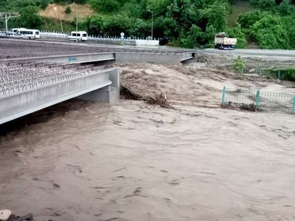 Kastamonu'da çay ve dereler taşma noktasına geldi! 2 köprü çöktü
