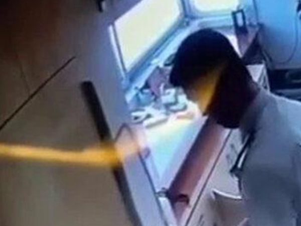 Kaynar Suyu Köpeğin Üzerine Döktü Vahşet Güvenlik Kamerasına Anbean Yansıdı!