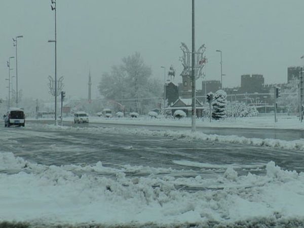 Kayseri’de İlkbaharda Yağan Karla Kaplanan Sokaklar Beyaza Büründü