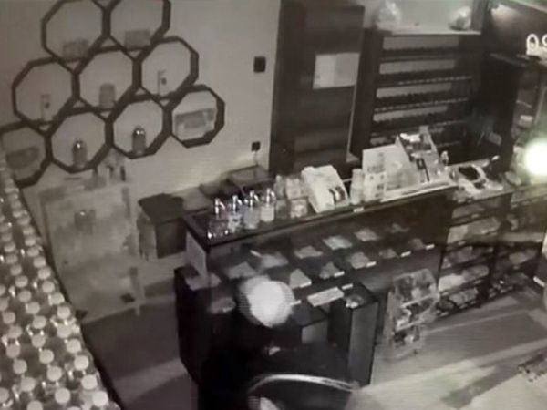 Kayseri'de Kuruyemişçide Hırsızlık Görüntüleri