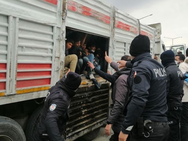 Kaza Yapan Kamyonun Kasasından İnsanlık Dramı Çıktı