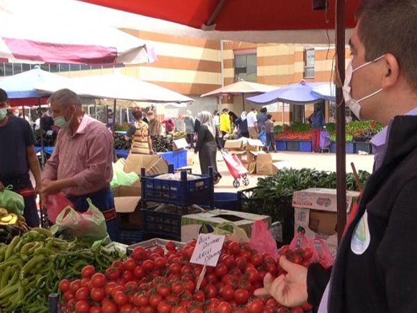 Keşan’da Diliyle Parmaklarını Islatarak Poşetleri Açan Pazarcıya Ceza