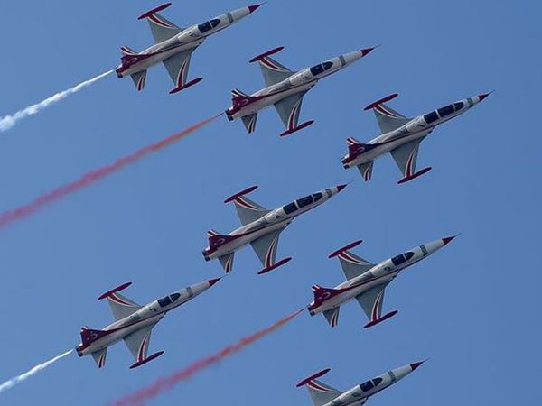 Kıbrıs Semalarında F-16'lar ve Türk Yıldızları'ndan Gösteri Uçuşu