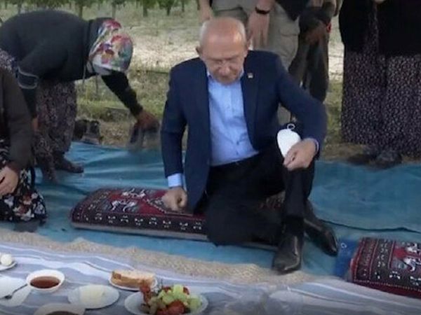 Kılıçdaroğlu İşçilerin Yer Sofrasına Ayakkabılarını Çıkarmadan Oturdu