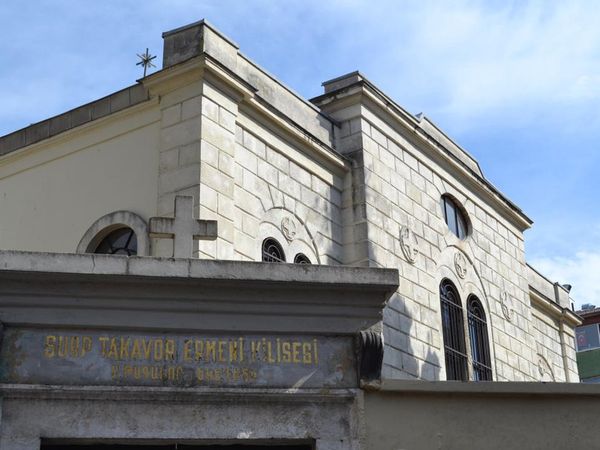 Kilise Duvarı Üzerinde Tepki Çeken Görüntüler!