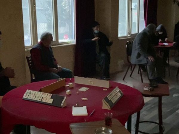 Kıraathanede Okey Oynarken Yakalandı, Camdan Atladı