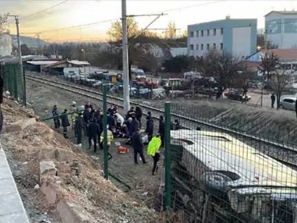 Kırıkkale’de Korkutan Kaza: Servis Midibüsü Devrildi!