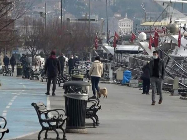 Kısıtlamalara Aldırış Etmeyen Vatandaşlar Sahilin Yolunu Tuttu