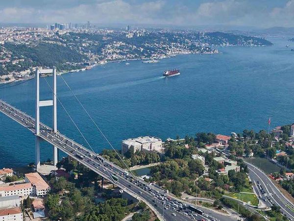 Kıyı Emniyeti Genel Müdürlüğü duyurdu: İstanbul Boğazı çift yönlü olarak gemi trafiğine kapatıldı