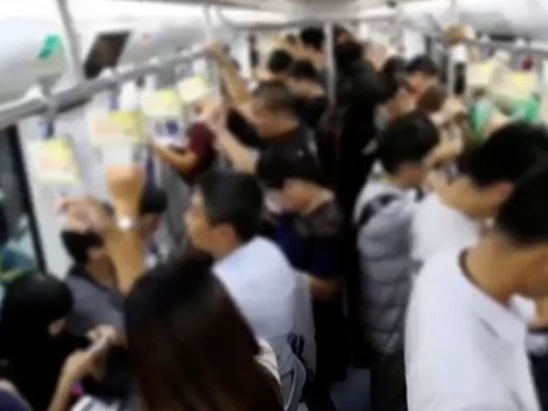 Kız Koltuğunu Yaşlı Bir Adama Verdi, Dakikalar Sonra Yaşananlar Herkesi Hüzne Boğdu!