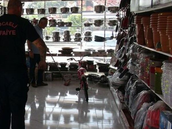 Kocaeli'nde Bir Dükkan Sahibi Deprem Oluyor Sandı, Gerçekler Farklı Çıktı