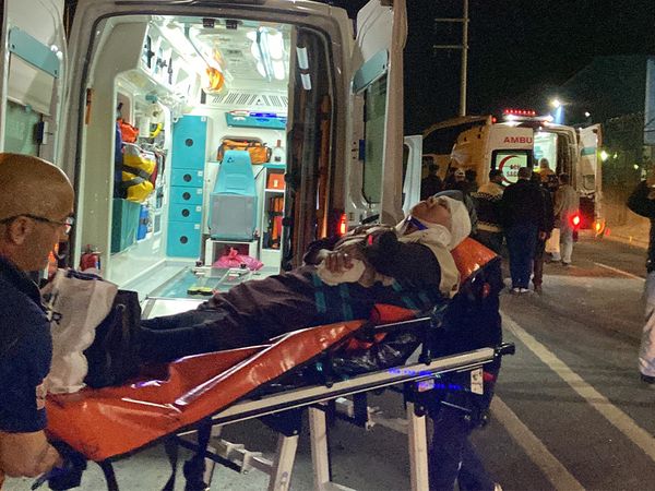 Kocaeli'nde işçi servisi yol ayrımındaki bariyere çarptı: 5 yaralı