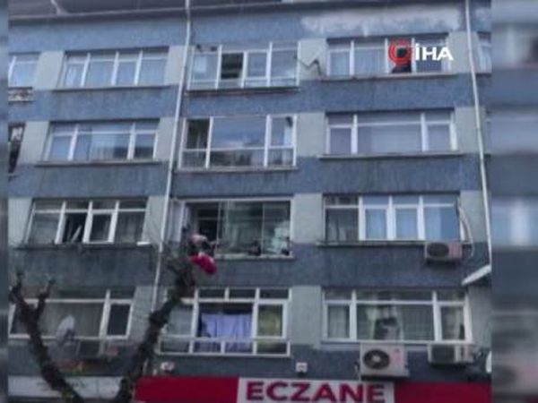 Fatih'te Kriz Geçiren Kişi Ev Eşyalarını Balkondan Fırlattı!