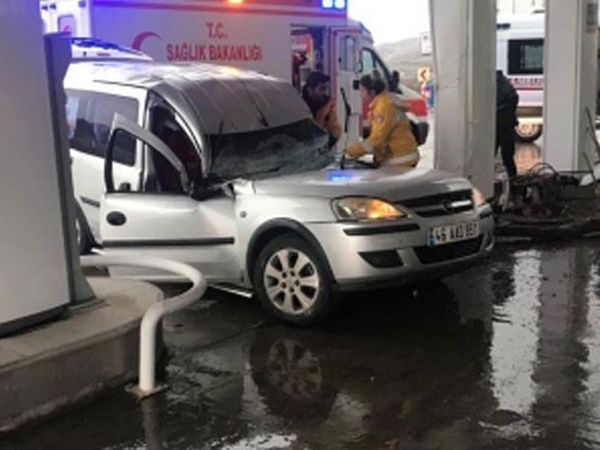 Kontrolden Çıkan Otomobil Pompaya Çarptı