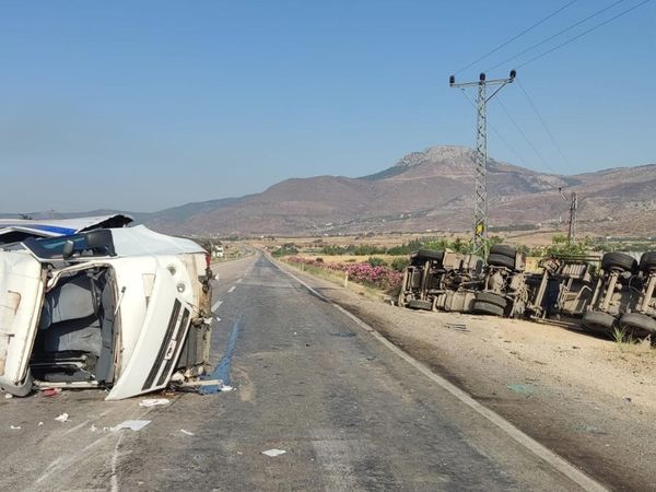 Korkunç kazanın adresi Mersin'de öğrenci servisi ile tır çarpıştı!
