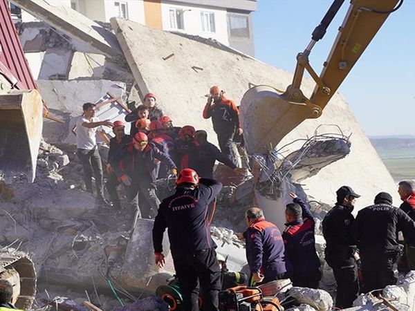 Korkutucu iş makinesi kazası: Bina çöktü, operatör enkaz altında!