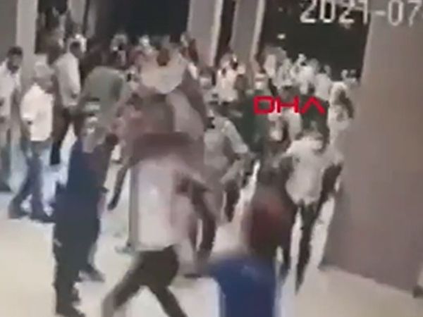 Koronavirüs Sebebiyle Hayatını Kaybeden Hastanın Yakınları Sağlık Çalışanlarına Saldırdı