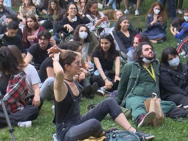 Koronavirüsü Unuttular! Maçka Parkı'nda Sosyal Mesafesiz Konser Yapıldı