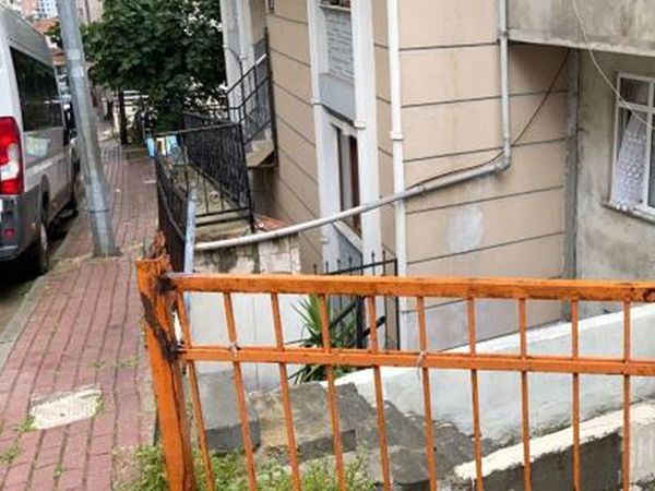 Kötü Kokudan Şüphelenen Ev sahibi Eve Girince Gördükleri Karşısında Donup Kaldı!