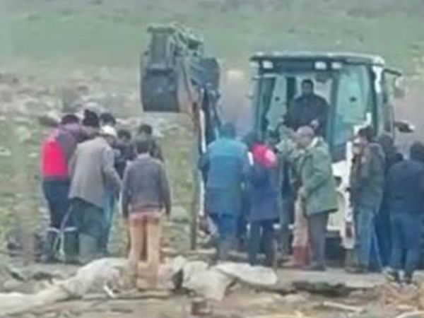 Köy halkı yer altından gelen inleme sesleri ile panik yaşadı... İş makinaları devreye girdi