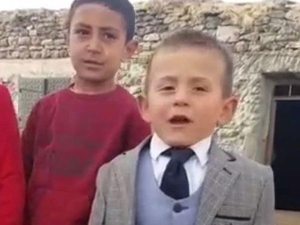 Küçük Çağatay'dan 'Köye Telefon Direkleri Gelsin' Videosu
