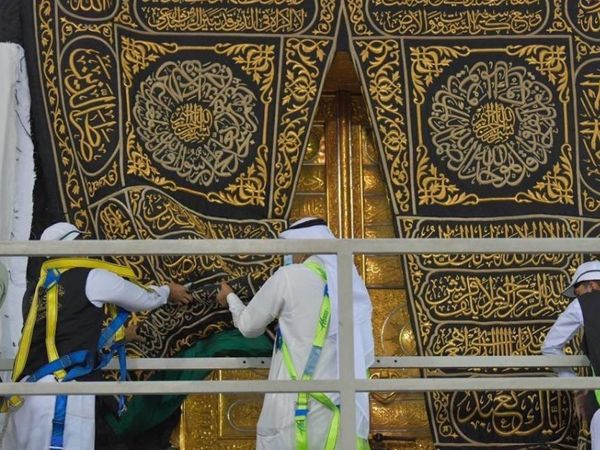 Kurban Bayramı Öncesi Kabe'nin Örtüsü Değişti