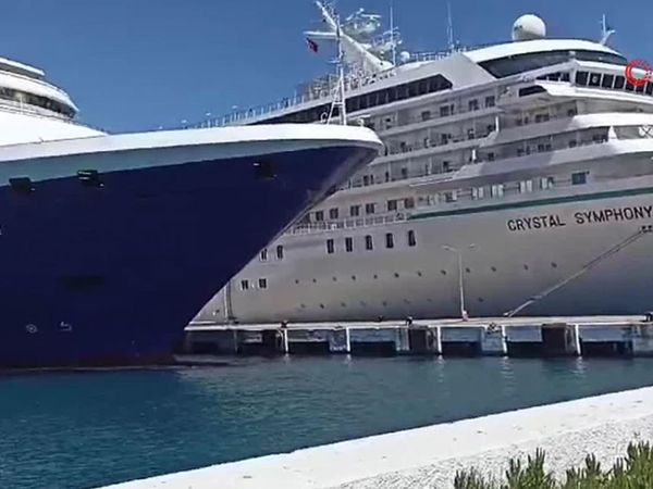Kuşadası’nda dev gemi iskeleye çarptı