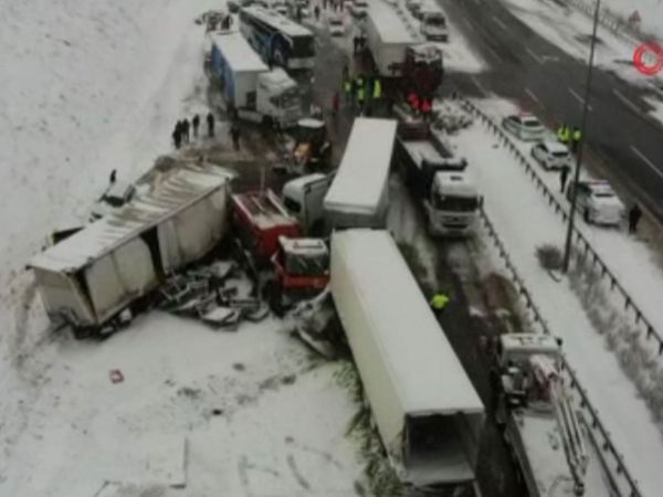 Kuzey Marmara Otoyolu'nda feci kaza: Kayganlaşan yolda 4 tır birbirine girdi