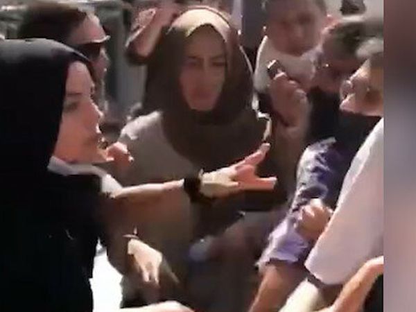LGBT'liler Başörtülü Kadınlara Saldırdı! 'Sizin Yüzünüzden Özgürlüğümüz Yok