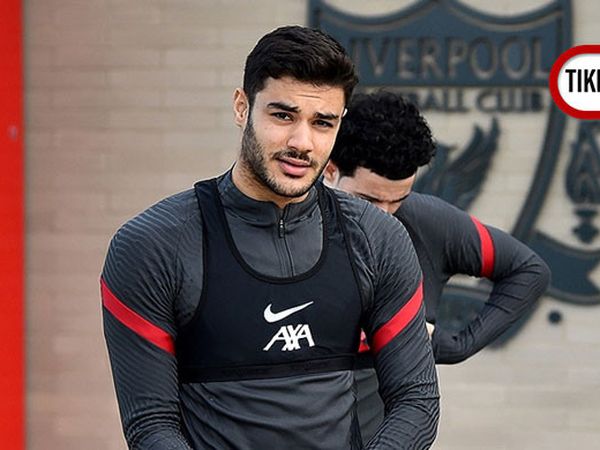 Liverpool Antrenmanında Ozan Kabak Mane'ye Çalımı