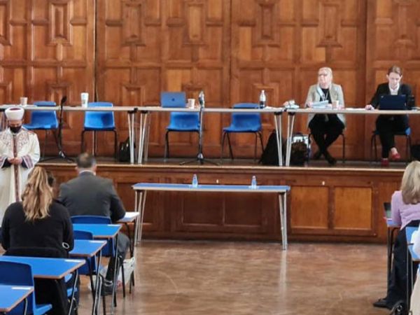 Londra'da Mazbata Töreninde Türk başkan Kur’an-ı Kerim Okuttu