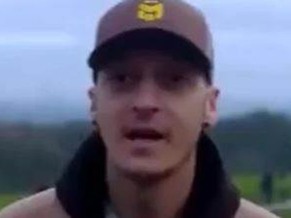  Mesut Özil'den Fenerbahçe Taraftarına Şarkılı Mesaj