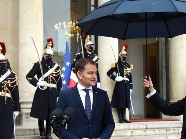 Macron'un İgor Matoviç’e Şemsiye Açtığı Anlar