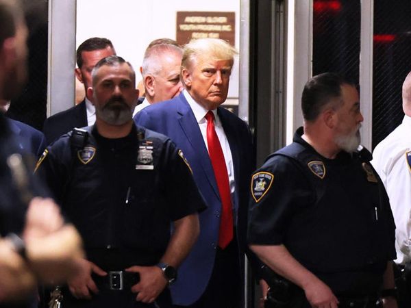 Mahkeme polisinden Trump’a karşı çok konuşulacak davranış: Kapıyı tutmadı