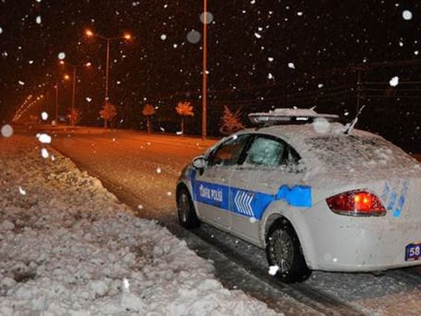 Yoğun Kar Yağışı Sebebiyle Araçlar Yolda Kaldı