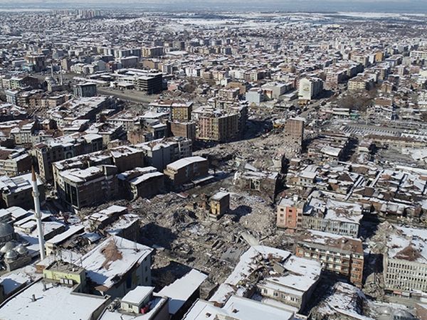 Malatya’da binaların ardı ardına yıkıldığı anlar kameralara yansıdı: İşte dehşet anları