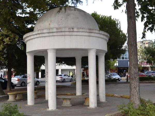 Maltepe'de otopark alanında kalan Bakireler Tapınağı görenleri şaşkına çeviriyor
