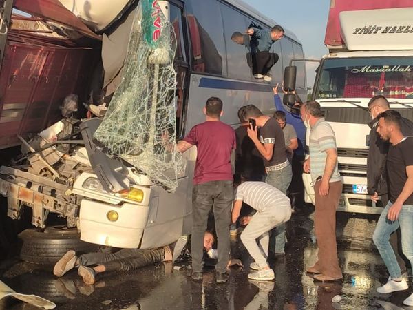 Manisa’da korkunç kaza! İşçi servisi ve tır resmen birbirine girdi