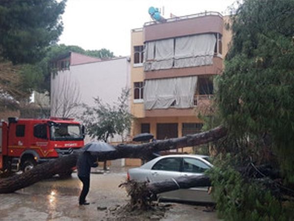 Manisa'da Şiddetli Yağış Su Baskınına Dönüştü