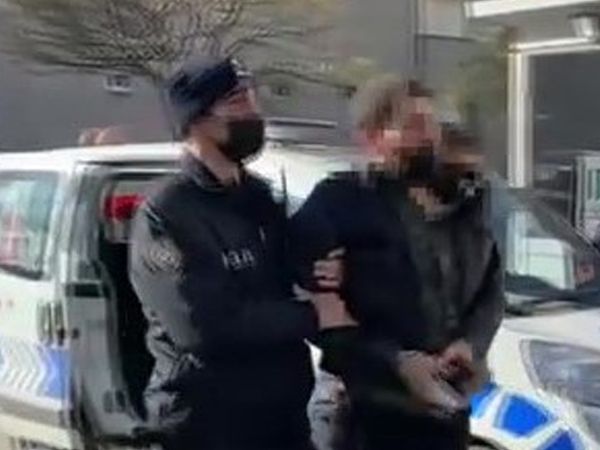 Markette Maske Takmayan Müşteri Uyarıda Bulunan Çalışanları Silahla Tehdit Etti