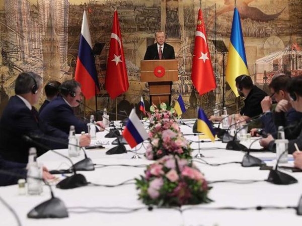 Masaya davet edilen değil masa kuran Türkiye: Başkan Erdoğan Rusya ve Ukrayna heyetleri tarafından ayakta alkışlandı