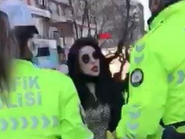 Maske Takmayan Ve Polisin Uyarılarını Dinlemeyen Kadına Ceza Kesildi