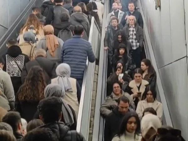 Mecidiyeköy metrobüs durağında yürüyen merdiven aniden ters yönde çalıştı