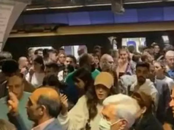 Mecidiyeköy'de metroda bir kadın raylara düştü