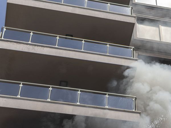 Mersin'de 10 Katlı Binanın 4. Katında Çıkan Yangında Korku Dolu Anlar Yaşandı! İtfaiye Ekipleri Yangın Yerine Akın Etti