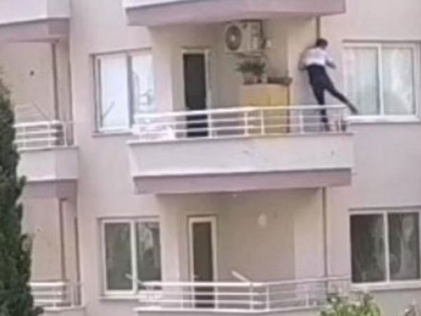 Mersin’de Polisi Gören Şüpheli Balkondan Balkona Atladı