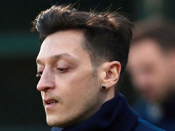 Mesut Özil'den Sinan Gümüş Paylaşımı