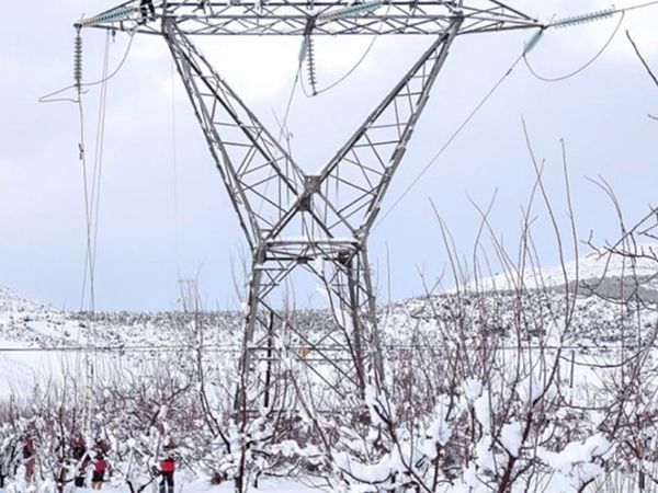 Meteoroloji uyarmıştı: Kar yağışı şehri etkisi altına aldı! Isparta'da yoğun kar yağışı sonrası elektrik kesintisi yaşan
