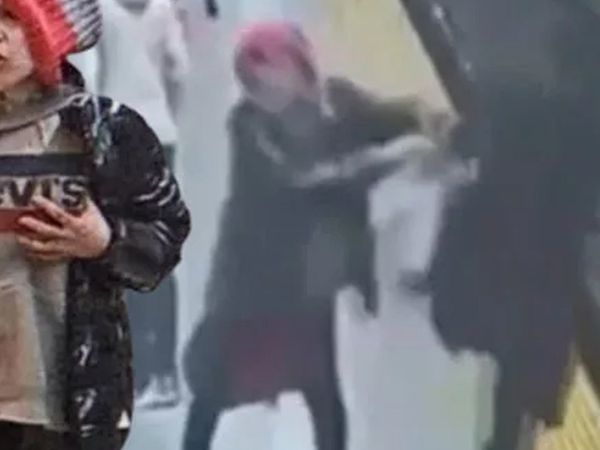 Metro istasyonunda akıllara durgunluk veren anlar! Durduk yere kadını raylara itti